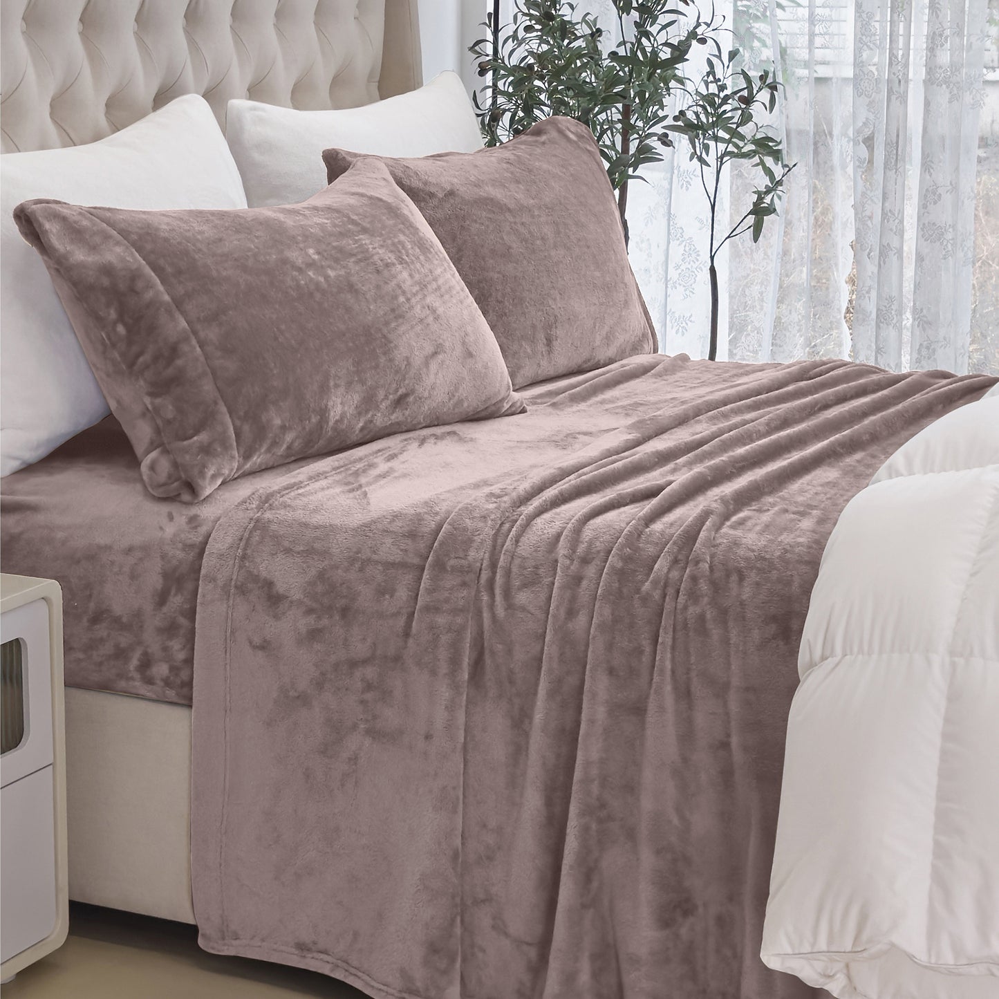 Luxury Bedding Outlet 4-Piece Velvet Plush Flannel Bed Sheet Set
